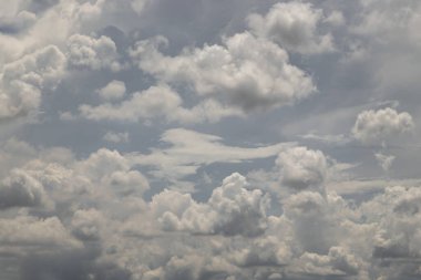 Arka planda bulutlar olan dramatik bir gökyüzü. Güzel gökyüzü bulutları, bulutlu gökyüzü doğa bulutu mavi. İlham verici bir kavram.
