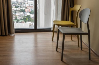 Yeşil duvarı ve iki sandalyesi olan bir oda. Asgari düzeyde. Seçici odak.