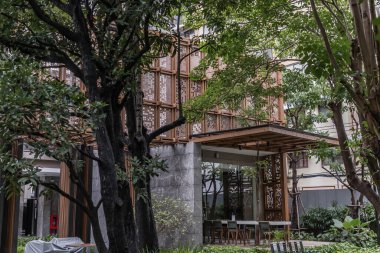 Bangkok, Tayland - 25 Temmuz 2020: manzaralı bahçeli yemek odası. Bahçedeki ortak alan. Tam olarak odaklanamıyorum..