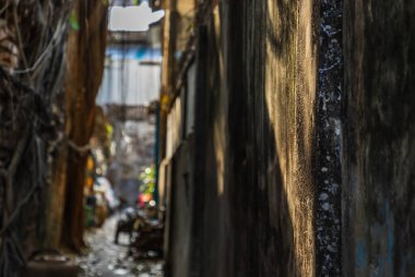 Eski köyün dar sokağının duvarında parlayan ışık. Arkeolojik alan. Odaklan ve bulanık.