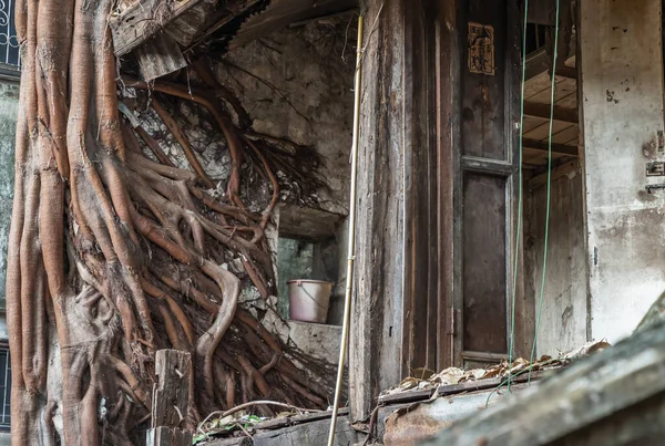Los Restos Una Abandonada Casa Antigua Abandonada Con Puertas Antiguas —  Fotos de Stock