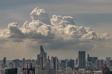 Bangkok, Tayland - 27 Haziran 2020: Bangkok 'un şehir manzarası, önümüzdeki güne hazırlanmak için enerjik bir his yaratıyor. Seçici odak.