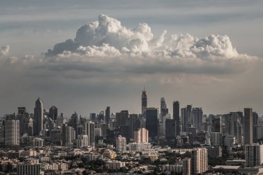 Bangkok, Tayland - 27 Haziran 2020: Bangkok 'un şehir manzarası, önümüzdeki güne hazırlanmak için enerjik bir his yaratıyor. Seçici odak.