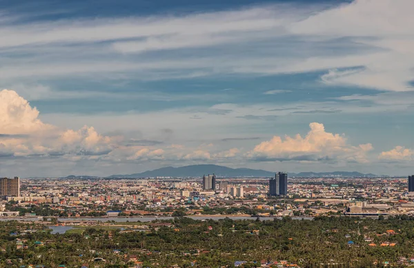 Bangkok, Tayland - 27 Haziran 2020: Bangkok 'un şehir manzarası, önümüzdeki güne hazırlanmak için enerjik bir his yaratıyor. Seçici odak.