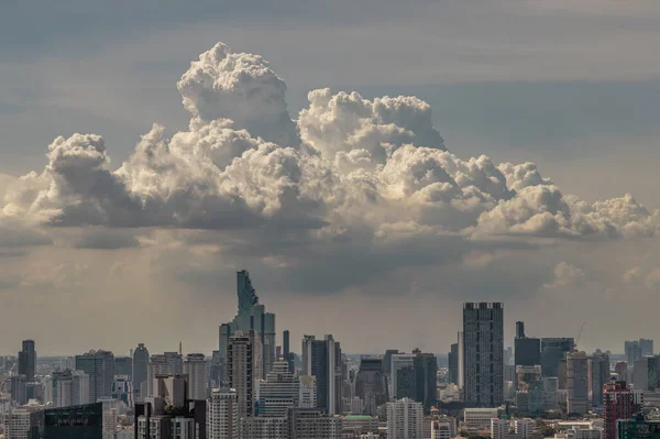 Bangkok, Tayland - 27 Haziran 2020: Bangkok 'un şehir manzarası, önümüzdeki güne hazırlanmak için enerjik bir his yaratıyor. Seçici odak.