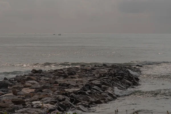 Skały Morze Widok Fal Morskich Uderzających Skały Spokojnej Plaży Rano — Zdjęcie stockowe