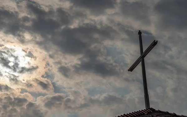 Crucifijo Cristiano Madera Sobre Fondo Abstracto Del Cielo Jesucristo Cruz — Foto de Stock