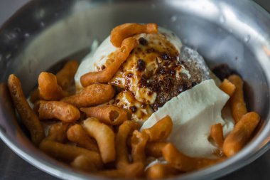 Gümüş kasede bol yağda kızartılmış hamur çubukları (pa tang ko) ile kaplanmış zencefil şurubuyla kaplı buzlu yumuşak tofu. Sağlığa iyi gelir. Seçici odak.