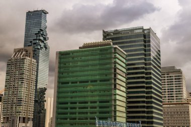 Bangkok şehir merkezindeki Modern Office binasının detayları. Modern mimari arka plan kalıplar ve arka planlar için iyidir. Seçici odak.