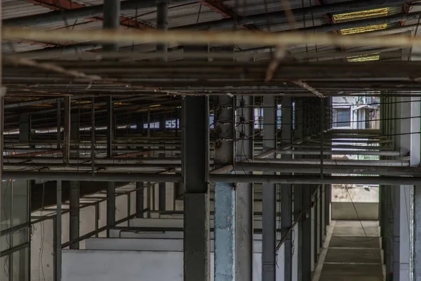 Estrutura Dentro Armazém Com Pólo Luz Estrutura Velha Interior Velho — Fotografia de Stock