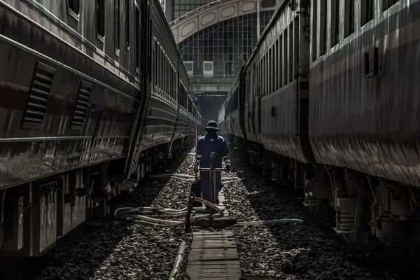 Reinigungspersonal Beim Reinigen Des Zuges Bahnhof Bangkok Oder Bahnhof Hua — Stockfoto