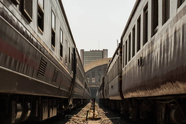 Zwei Züge Stehen Bahnsteig Und Warten Auf Reisende Bahnhof Von — Stockfoto