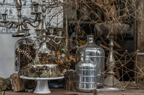 Antiker Kerzenständer Und Trockenpflanze Getrocknete Blumen Tannenzapfen Mit Glasflasche Dekorieren — Stockfoto