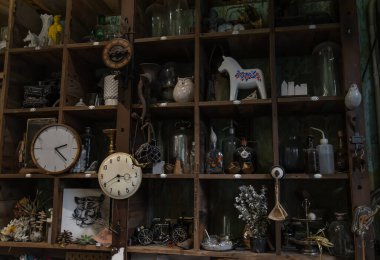 Bangkok, Tayland - 26 Haziran 2020 Salon Vintage tarzında el yapımı ahşap duvar raflarında duvar saatleri ve koleksiyonlar. Tam olarak odaklanamıyorum..