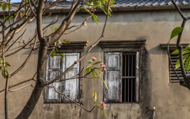 Eski duvardaki eski ahşap pencereler. Geleneksel Mimarlık Biçimi, Seçici Odaklanma.