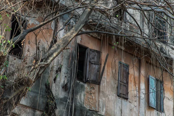 古い壁に古い木製の窓 伝統的な建築様式 選択的焦点 — ストック写真