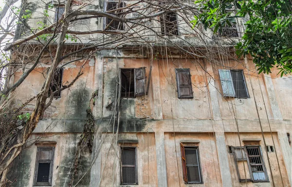 古い建物の外に時間をかけて劣化するために残された 伝統的な建築様式 古い放棄された家 破壊された家 廃墟の家 選択的焦点 — ストック写真