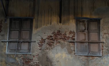 Eski duvardaki eski ahşap pencereler. Geleneksel Mimarlık Biçimi, Seçici Odaklanma.
