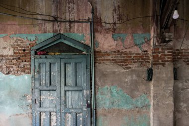 Eski duvardaki eski ahşap kapılı görünür tuğla dokusunun zamanla bozulması için bırakılmış. Geleneksel Mimarlık Biçimi, özellikle odak yok.