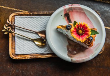 Yuzu yabanmersinli tart ve iki kaşıkla servis edilen güzel kızılderili battaniye çiçeği. Fransız tatlısı. Seçici odak.