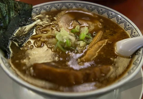 チャーシューで提供される日本のラーメンスープのクローズアップ日本のタケノコスライスした海苔とねぎ 和食のスタイル — ストック写真