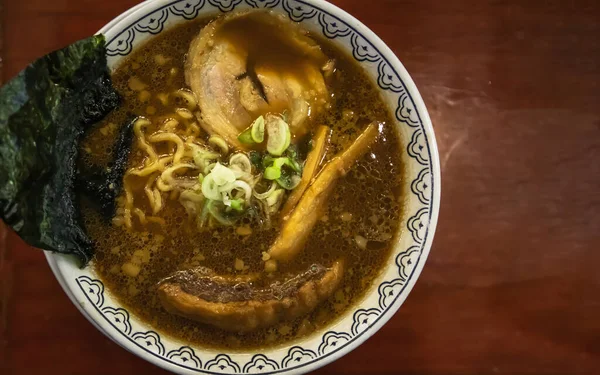 Japansk Ramsoppa Serverad Med Chashu Fläsk Japansk Bambuskott Skivad Tång — Stockfoto