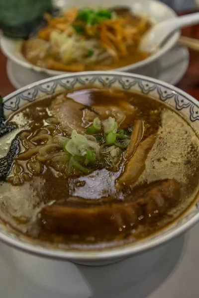 Japanse Ramen Soep Geserveerd Met Chashu Varkensvlees Japanse Bamboescheuten Snijd — Stockfoto