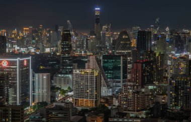 Bangkok, Tayland - 28 Ağustos 2020: Geceleri gökdelenli Bangkok şehir merkezi şehre modern bir tarz kazandırıyor. Seçici odak.