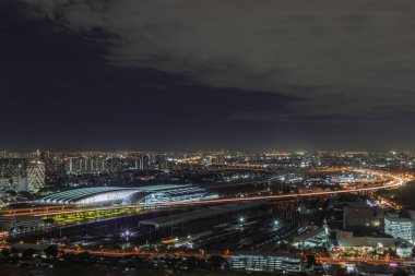 Bangkok, Tayland - 28 Ağustos 2020: Bang Sue merkez istasyonunun gökdelenlerle çevrili havadan görüntüsü. Seçici odak.