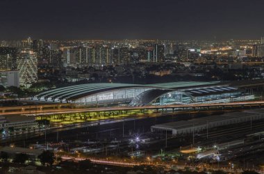 Bangkok, Tayland - 28 Ağustos 2020: Bang Sue merkez istasyonunun gökdelenlerle çevrili havadan görüntüsü. Seçici odak.