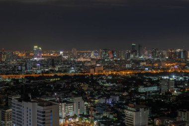 Bangkok, Tayland - 28 Ağustos 2020: Geceleri gökdelenli Bangkok şehir merkezi şehre modern bir tarz kazandırıyor. Seçici odak.