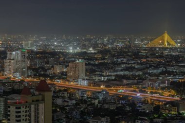 Bangkok, Tayland - 28 Ağustos 2020: Geceleri gökdelenli Bangkok şehir merkezi şehre modern bir tarz kazandırıyor. Seçici odak.