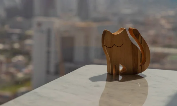 Ξύλινη Κούκλα Σχήμα Γάτας Μαρμάρινο Τραπέζι Πρωί Αντιγραφή Χώρου Επιλεκτική — Φωτογραφία Αρχείου