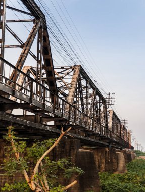 Black Bridge veya Lampang Demiryolu Köprüsü 'ndeki eski demiryolu rayları. Lampang Tayland 'daki nehirde demiryolu köprüsü. Tam olarak odaklanamıyorum..