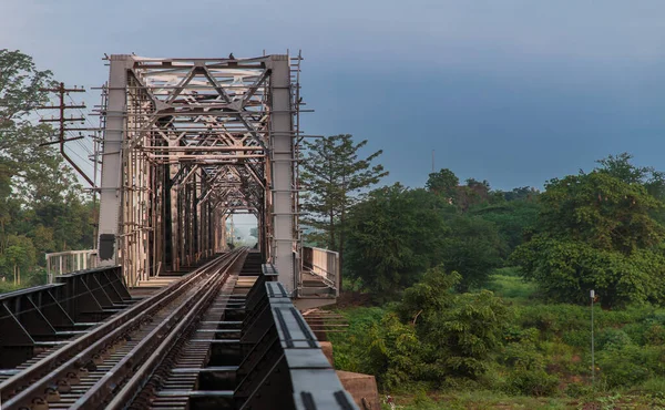黑桥或兰榜铁路桥上的旧铁轨 兰榜太兰河上的铁路桥 没有重点 特别是 — 图库照片