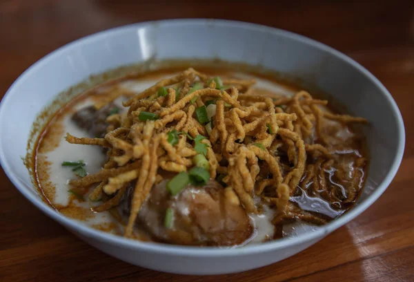 Traditionele Khao Soi Recept Thaise Noodle Stijl Curried Noodle Soep — Stockfoto