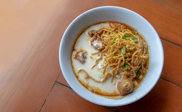 伝統的なカオソイのレシピ タイ北部スタイルの白いボウルにチキンとカレー麺スープ 選択的焦点 — ストック写真