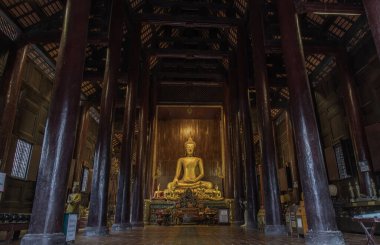 Chiangmai, Tayland - Sep 07, 2020: Wat phun tao 'daki Buda görüntüsü. Wat phan Tao, Chiang Mai 'de güzel bir ahşap tapınaktır. Seçici odak.