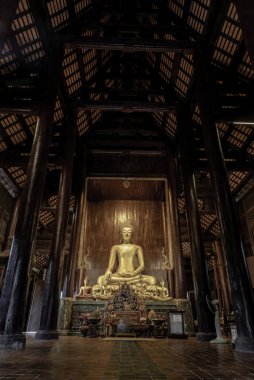 Chiangmai, Tayland - Sep 07, 2020: Wat phun tao 'daki Buda görüntüsü. Wat phan Tao, Chiang Mai 'de güzel bir ahşap tapınaktır. Seçici odak.