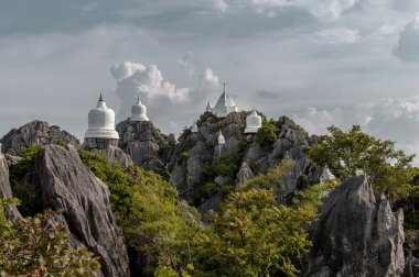 Lampang, Tayland - Sep 03, 2020: Pagoda, Chaloem Phrachomklao Rachanuson Tapınağı 'nın tepesinde (Wat Phrabat Pu Pha Daeng) Chae-Hom Bölgesi, Lampang Bölgesi, Tayland' da görünmeyen ve şaşırtıcı tapınak. Seçici odak.