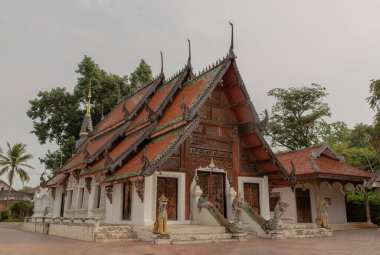 Lampang ilindeki Wat Pratu Pong 'daki Budist tapınağı. Antik Lanna sanatı ile süslenmiş antik bir tapınak, seçici odak.