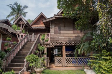 Lampang, Tayland - Sezon 04, 2020: Lanna Thai Style, Tayland 'da güzel Ruen Galae tarzına ve özgün özelliklere sahip ev.