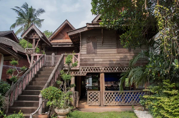 Lampang, Tayland - Sezon 04, 2020: Lanna Thai Style, Tayland 'da güzel Ruen Galae tarzına ve özgün özelliklere sahip ev.
