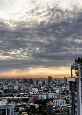 Bangkok şehir merkezinde sabahları gökdelenler şehre modern bir tarz kazandırıyor. Seçici odak.