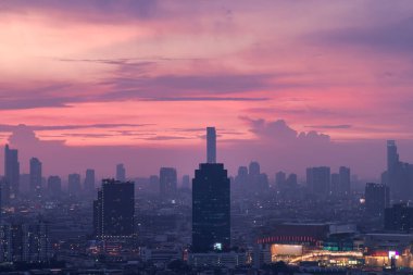 Bangkok şehir merkezinde akşamları gökdelenler şehre modern bir tarz kazandırıyor. Tam olarak odaklanamıyorum..