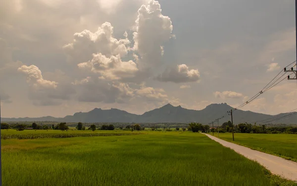 Camino Recto Vacío Pueblo Con Vistas Paisaje Lado Detrás Hay —  Fotos de Stock