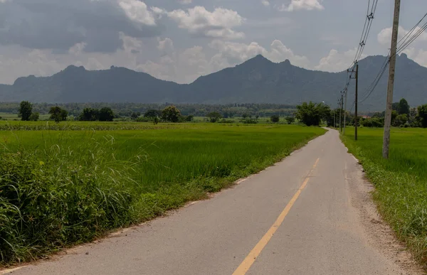 Camino Recto Vacío Pueblo Con Vistas Paisaje Lado Detrás Hay —  Fotos de Stock