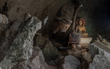 Sumangklo Mağarası içindeki Buda resmi ve Lampang Eyaleti 'ndeki en eski ve kireçtaşı mağara tapınakları. Tam olarak odaklanamıyorum..