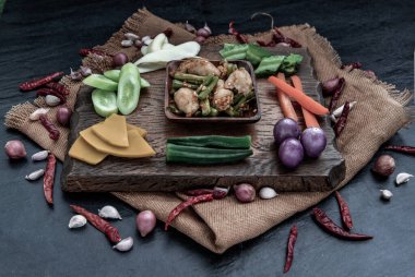 Tayland yemeği, Kızarmış balık köftesi, kırmızı köri ezmesi ve ahşap arka planda taze sebzeli uzun fasulye..