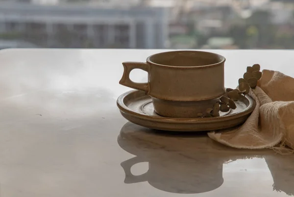 Tazza Ceramica Fatta Mano Con Fiore Essiccato Sul Tavolo Marmo — Foto Stock